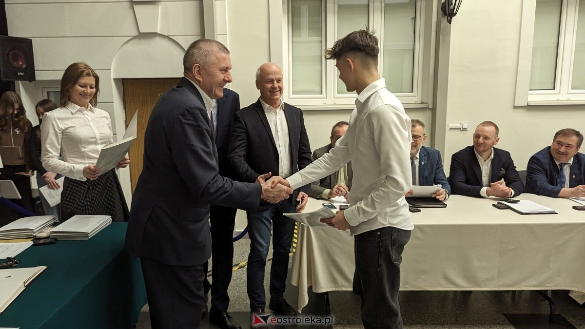 Wręczenie dorocznych nagród starosty ostrołęckiego dla zasłużonych sportowców [21.03.2024] - zdjęcie #31 - eOstroleka.pl