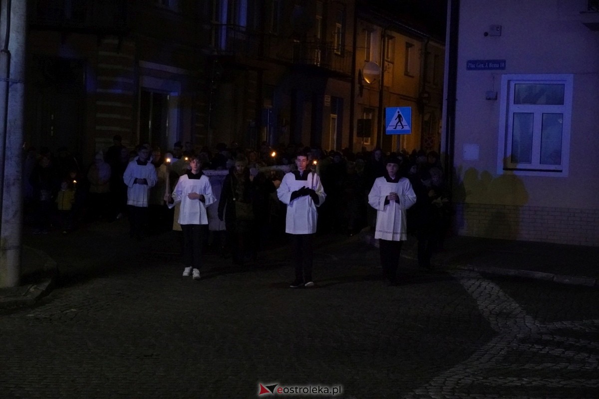 Droga Krzyżowa w ostrołęckiej farze: Wierni rozważali mękę Pańską [26.03.2024] - zdjęcie #1 - eOstroleka.pl