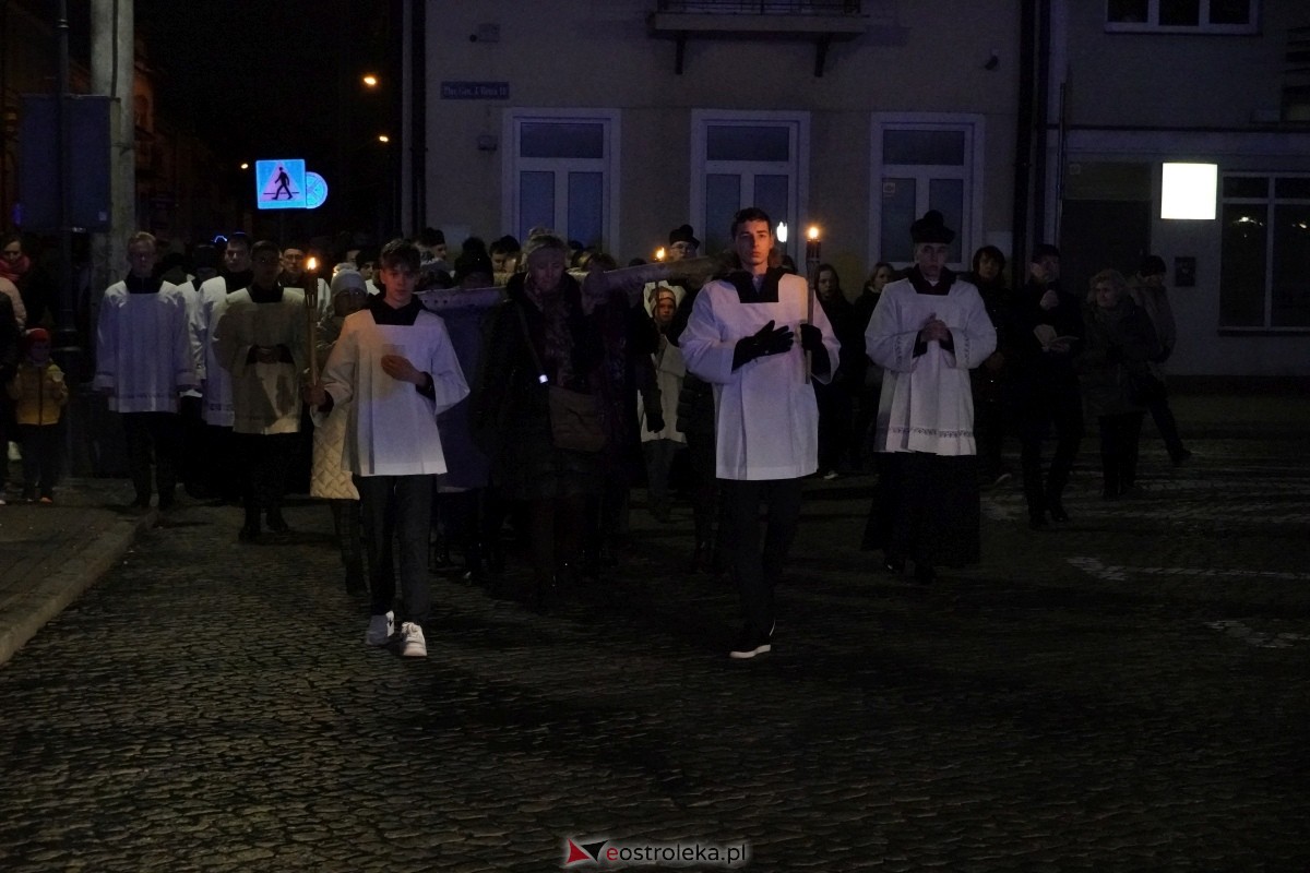 Droga Krzyżowa w ostrołęckiej farze: Wierni rozważali mękę Pańską [26.03.2024] - zdjęcie #3 - eOstroleka.pl