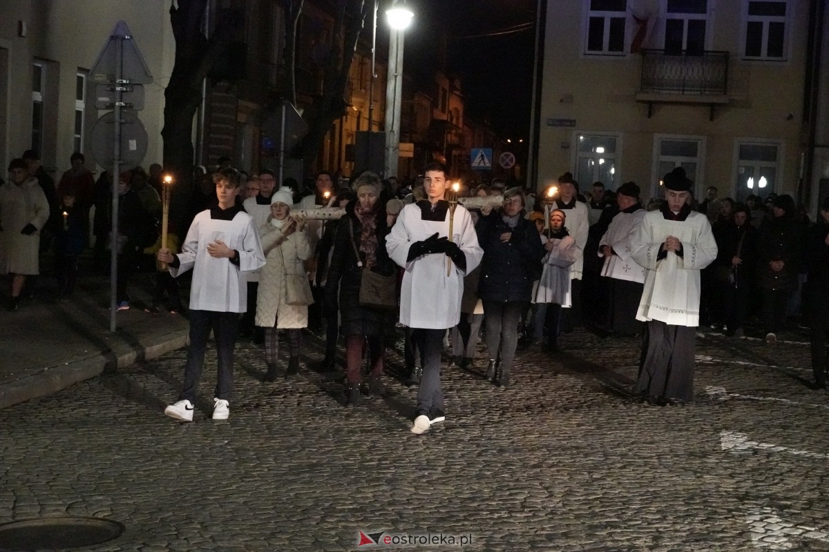 Droga Krzyżowa w ostrołęckiej farze: Wierni rozważali mękę Pańską [26.03.2024] - zdjęcie #5 - eOstroleka.pl