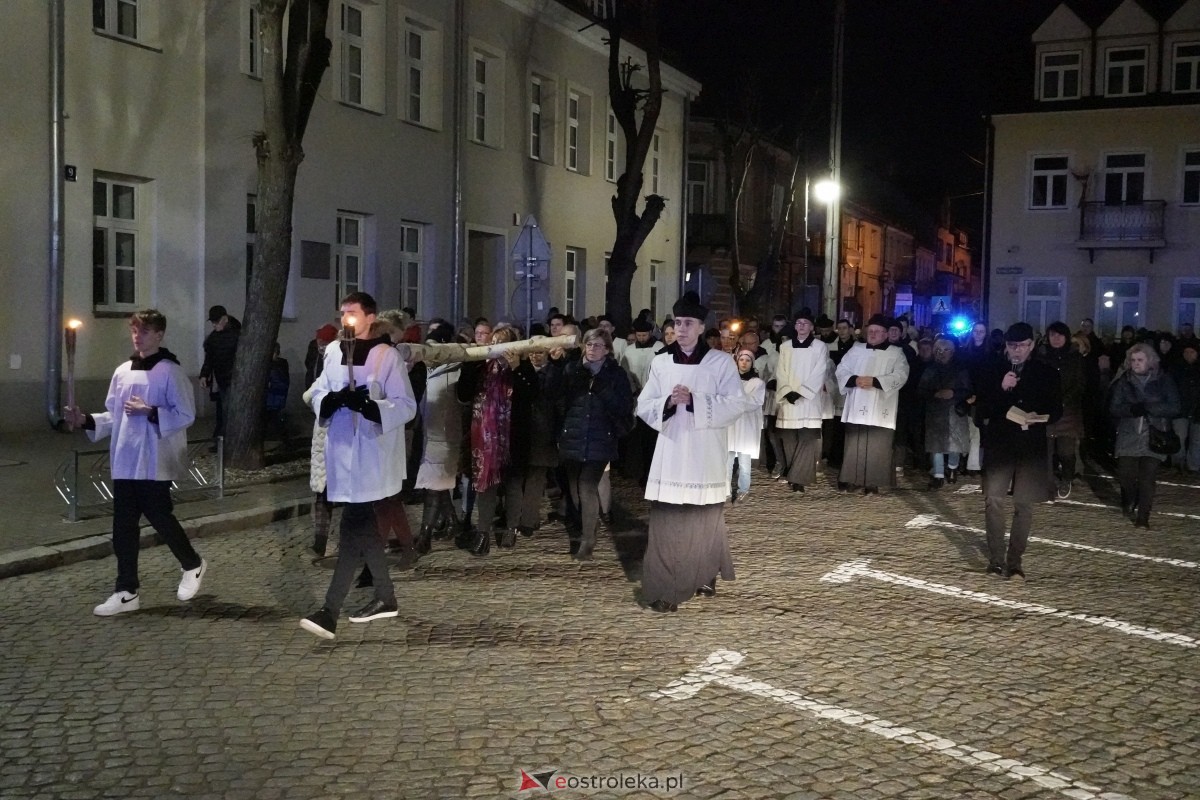 Droga Krzyżowa w ostrołęckiej farze: Wierni rozważali mękę Pańską [26.03.2024] - zdjęcie #6 - eOstroleka.pl