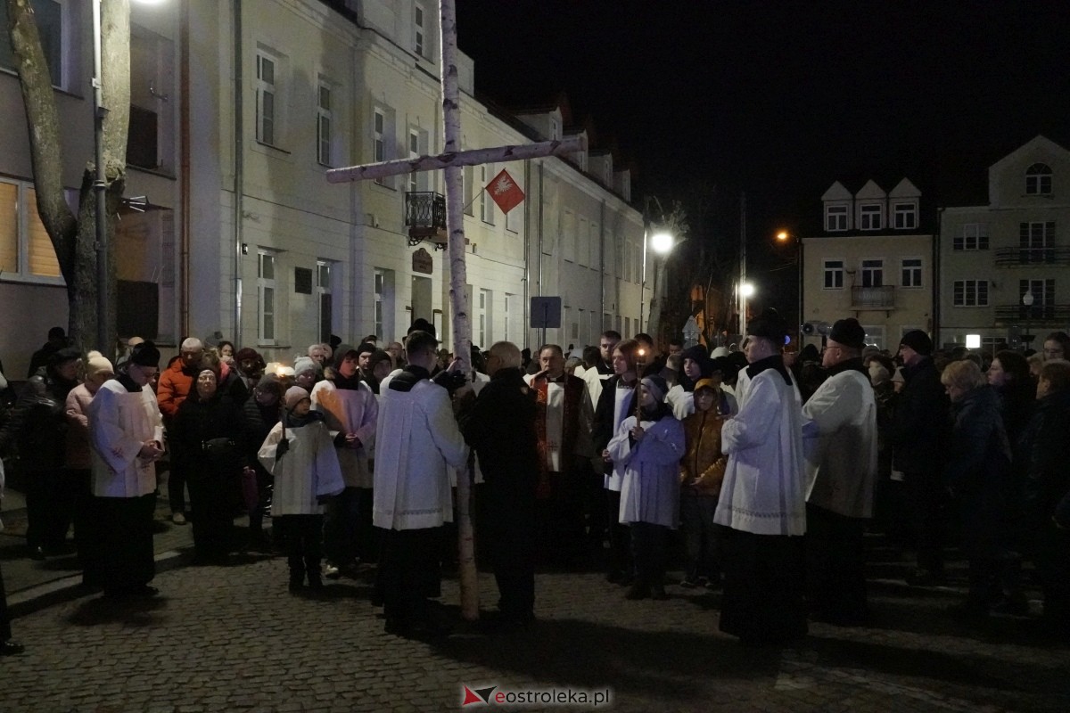 Droga Krzyżowa w ostrołęckiej farze: Wierni rozważali mękę Pańską [26.03.2024] - zdjęcie #16 - eOstroleka.pl