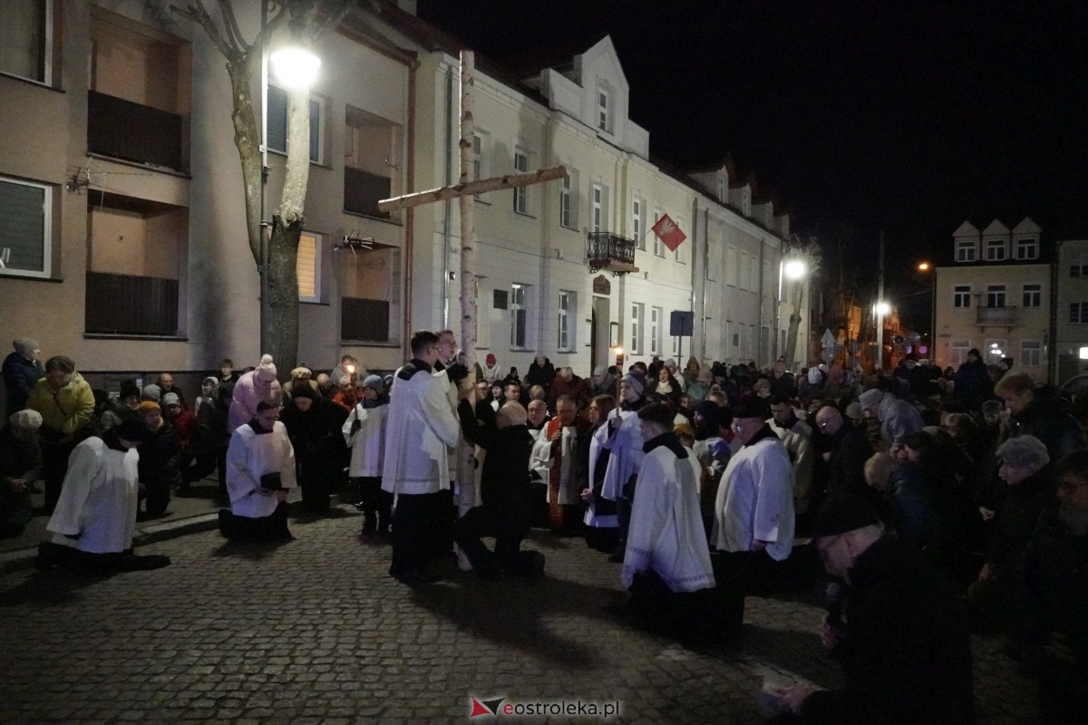 Droga Krzyżowa w ostrołęckiej farze: Wierni rozważali mękę Pańską [26.03.2024] - zdjęcie #17 - eOstroleka.pl