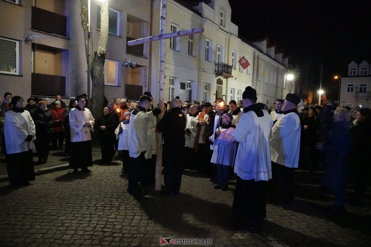 Droga Krzyżowa w ostrołęckiej farze: Wierni rozważali mękę Pańską [26.03.2024] - zdjęcie #20 - eOstroleka.pl