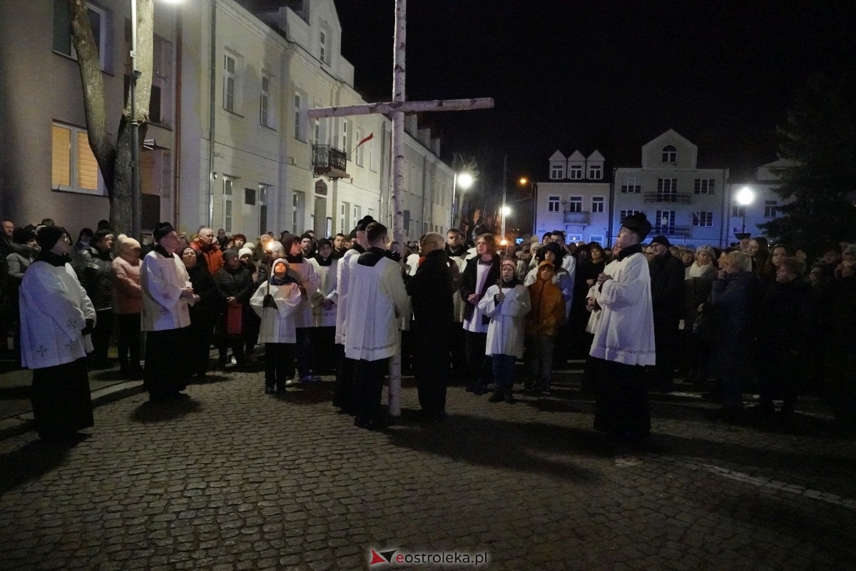 Droga Krzyżowa w ostrołęckiej farze: Wierni rozważali mękę Pańską [26.03.2024] - zdjęcie #22 - eOstroleka.pl