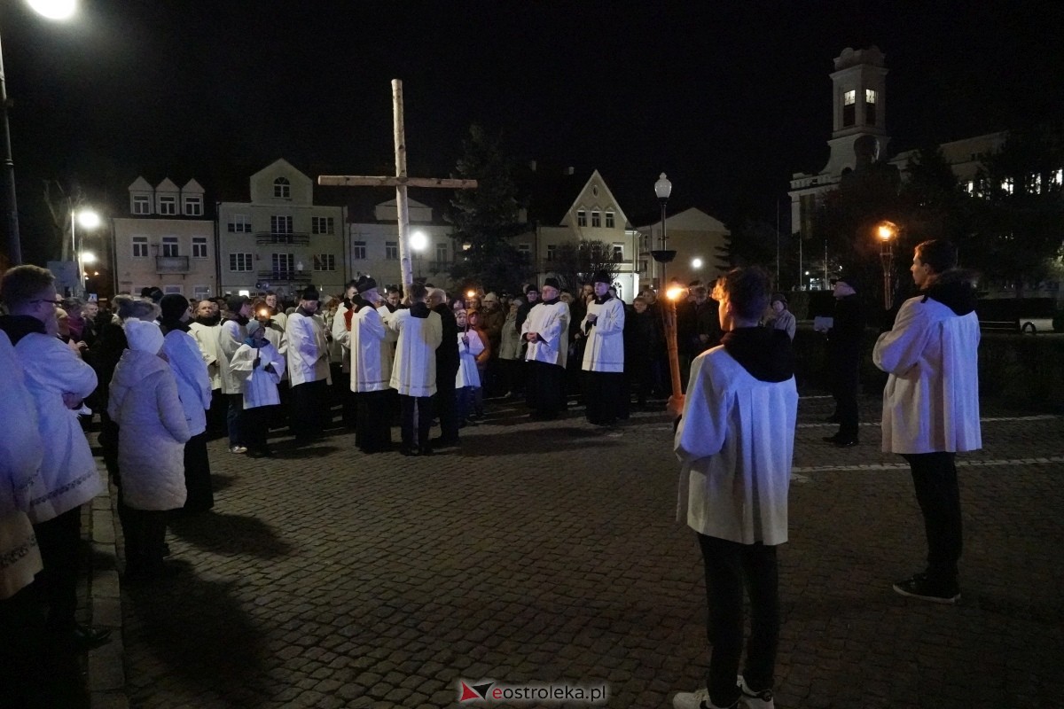 Droga Krzyżowa w ostrołęckiej farze: Wierni rozważali mękę Pańską [26.03.2024] - zdjęcie #24 - eOstroleka.pl