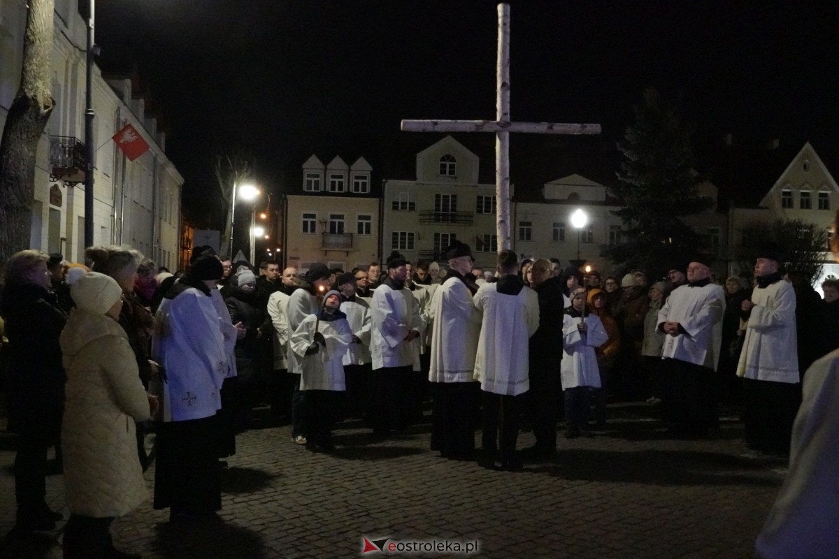 Droga Krzyżowa w ostrołęckiej farze: Wierni rozważali mękę Pańską [26.03.2024] - zdjęcie #26 - eOstroleka.pl