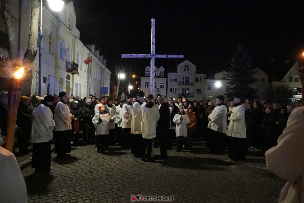 Droga Krzyżowa w ostrołęckiej farze: Wierni rozważali mękę Pańską [26.03.2024] - zdjęcie #27 - eOstroleka.pl