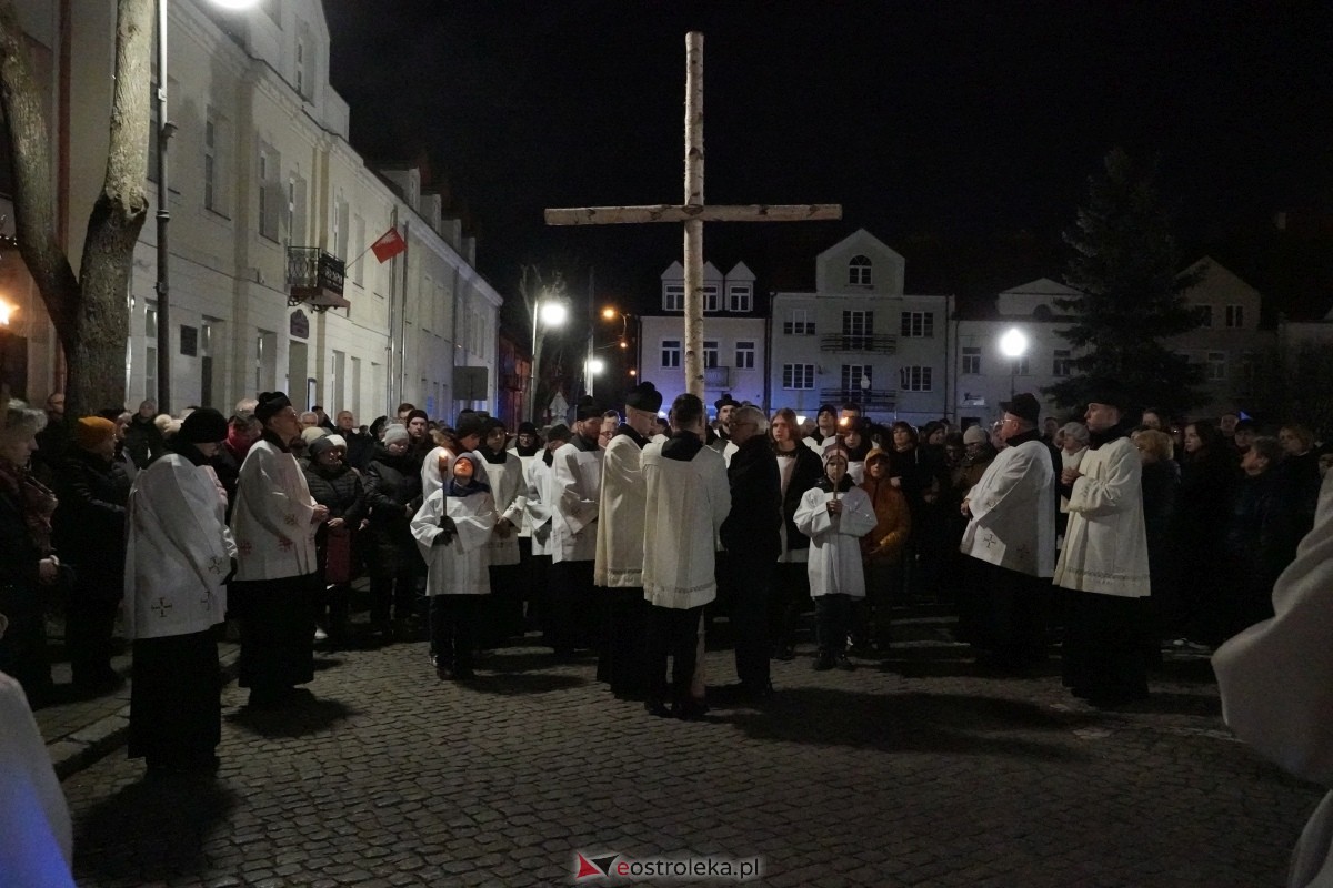 Droga Krzyżowa w ostrołęckiej farze: Wierni rozważali mękę Pańską [26.03.2024] - zdjęcie #28 - eOstroleka.pl