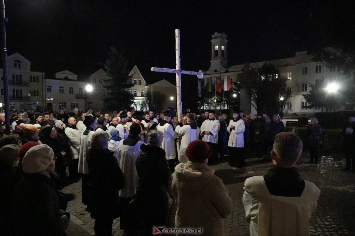 Droga Krzyżowa w ostrołęckiej farze: Wierni rozważali mękę Pańską [26.03.2024] - zdjęcie #35 - eOstroleka.pl