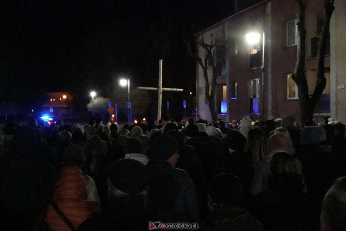 Droga Krzyżowa w ostrołęckiej farze: Wierni rozważali mękę Pańską [26.03.2024] - zdjęcie #40 - eOstroleka.pl