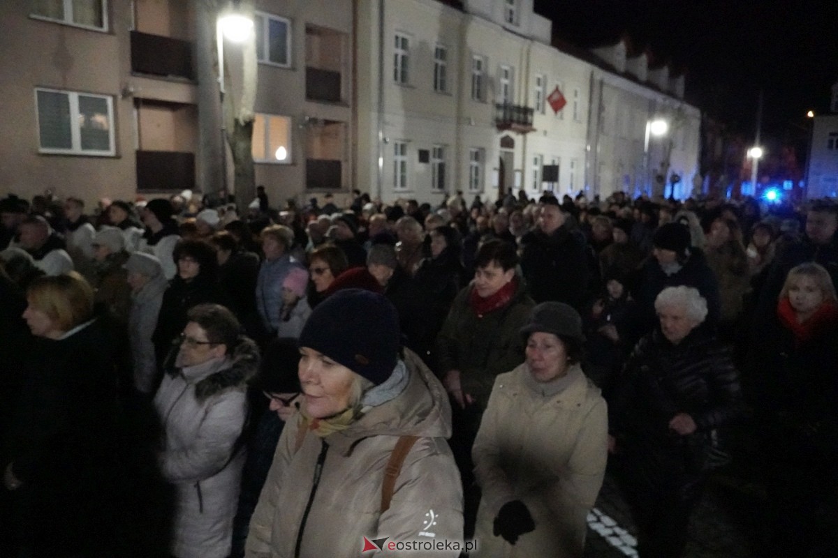 Droga Krzyżowa w ostrołęckiej farze: Wierni rozważali mękę Pańską [26.03.2024] - zdjęcie #47 - eOstroleka.pl