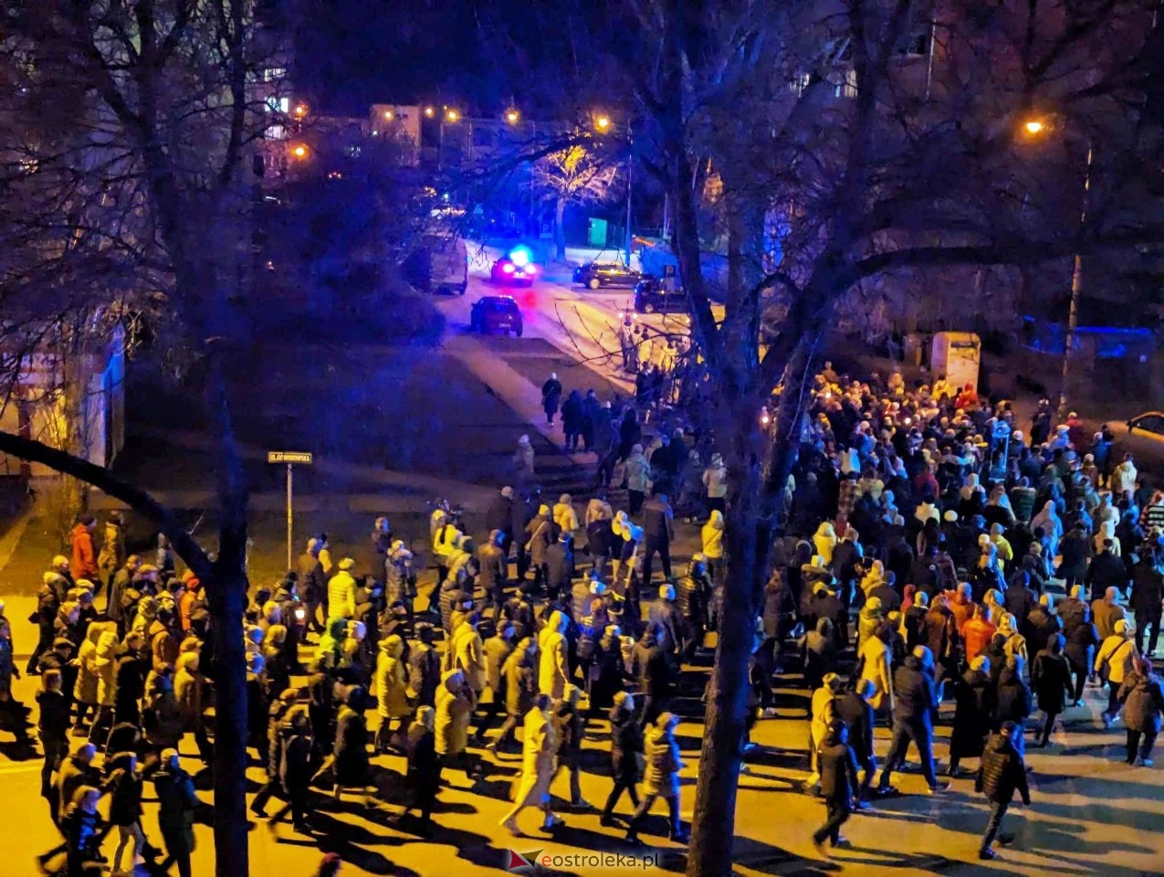 Droga krzyżowa ulicami miasta - Zbawiciela Świata [27.03.2024] - zdjęcie #15 - eOstroleka.pl