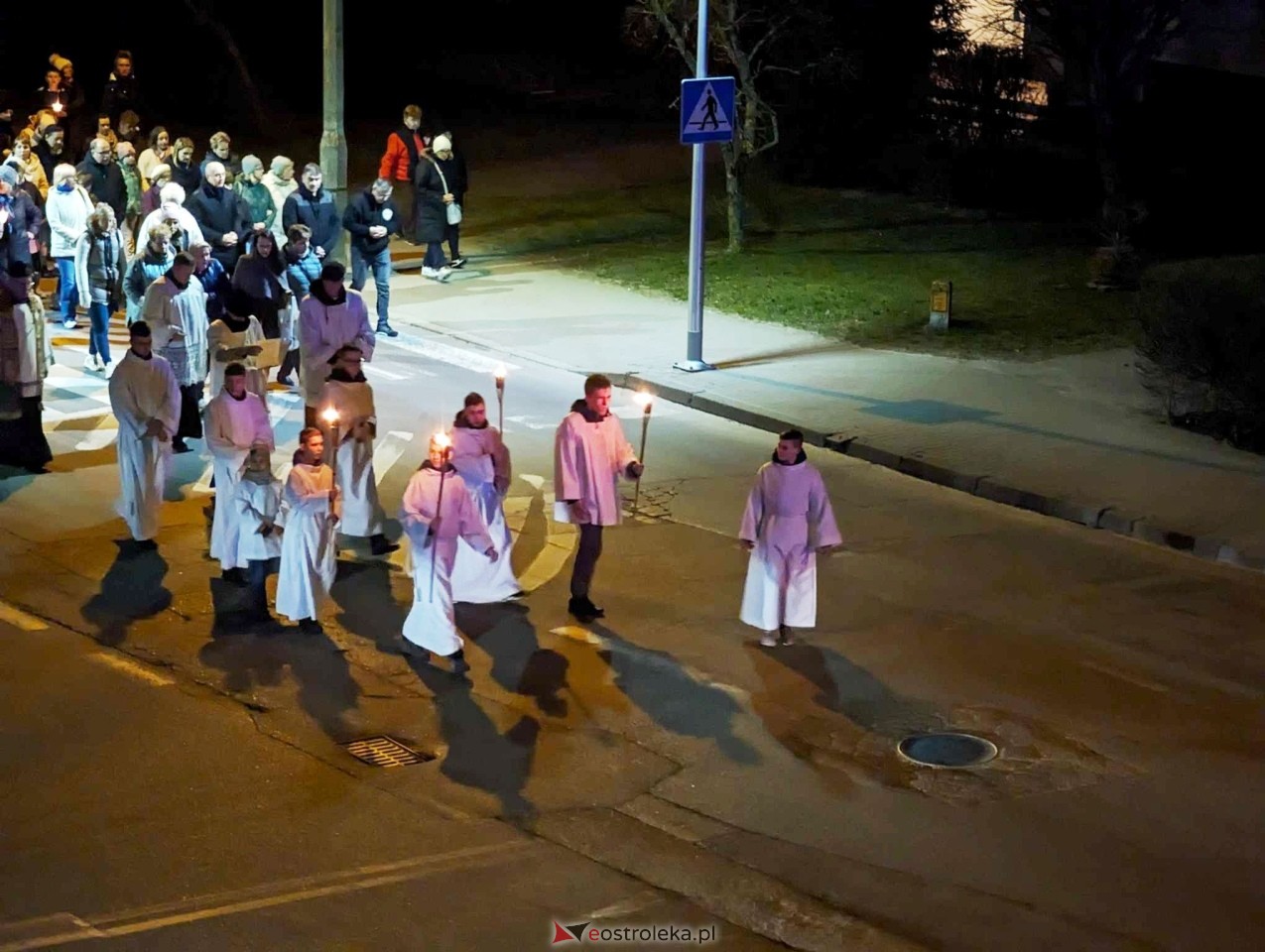 Droga krzyżowa ulicami miasta - Zbawiciela Świata [27.03.2024] - zdjęcie #19 - eOstroleka.pl