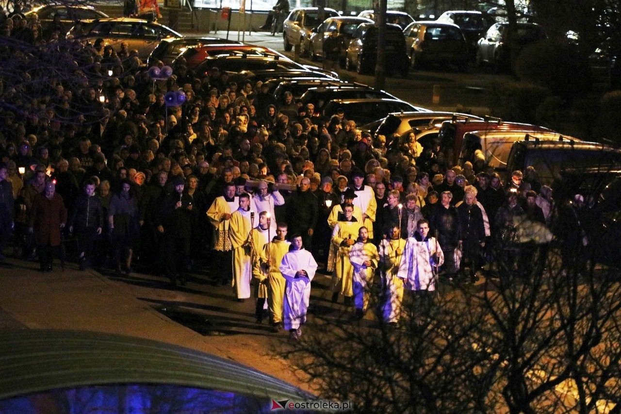 Droga krzyżowa ulicami miasta - Zbawiciela Świata [27.03.2024] - zdjęcie #21 - eOstroleka.pl