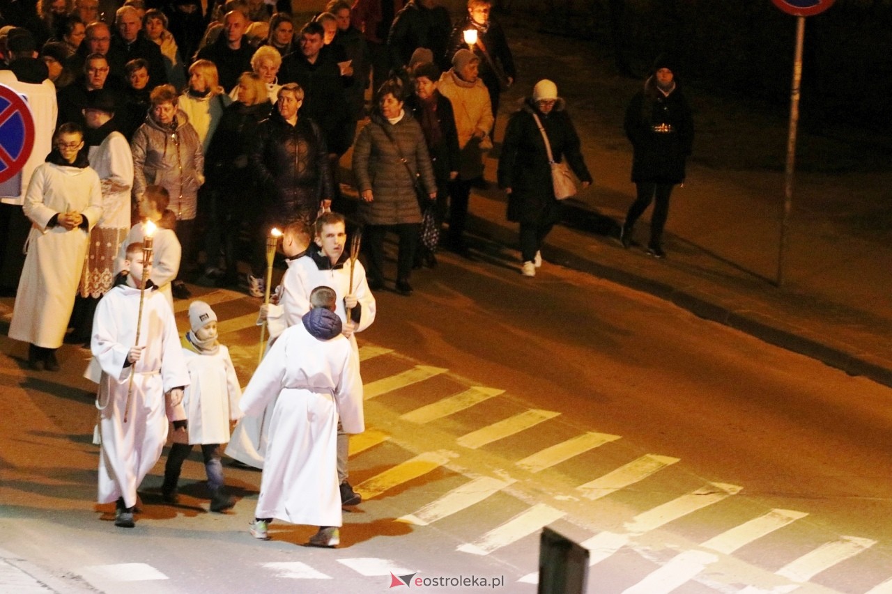 Droga krzyżowa ulicami miasta - Zbawiciela Świata [27.03.2024] - zdjęcie #23 - eOstroleka.pl