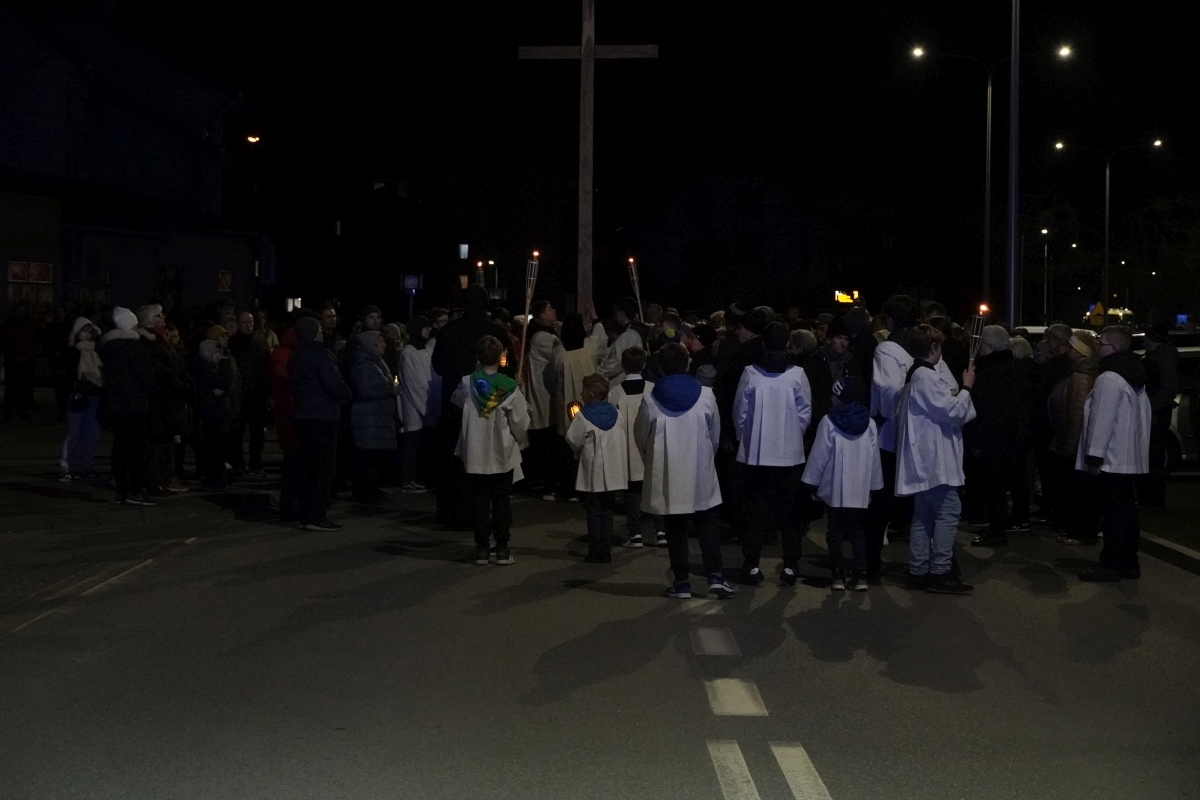Droga Krzyżowa w parafii pw. św. Franciszka z Asyżu w Ostrołęce [29.03.2024] - zdjęcie #2 - eOstroleka.pl
