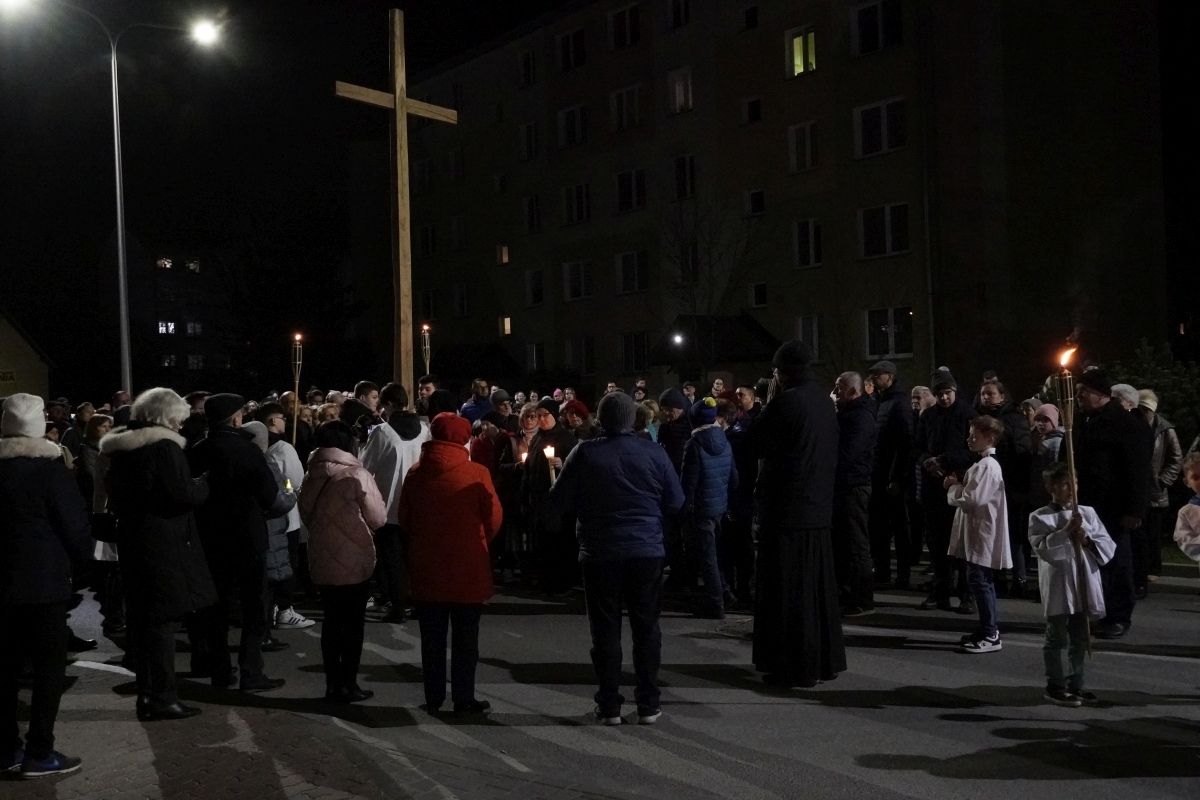 Droga Krzyżowa w parafii pw. św. Franciszka z Asyżu w Ostrołęce [29.03.2024] - zdjęcie #6 - eOstroleka.pl
