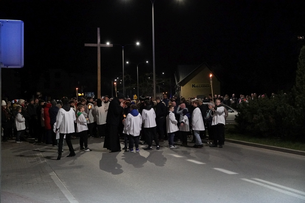 Droga Krzyżowa w parafii pw. św. Franciszka z Asyżu w Ostrołęce [29.03.2024] - zdjęcie #13 - eOstroleka.pl