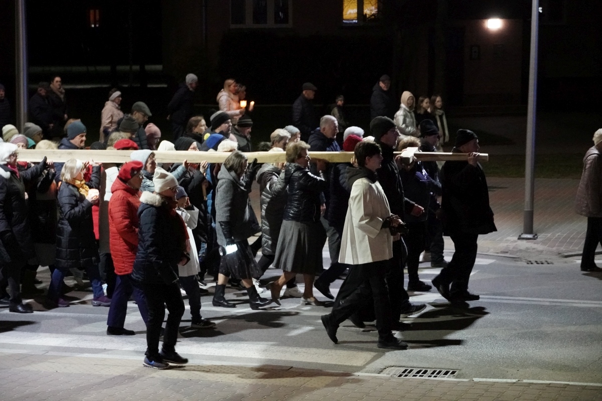Droga Krzyżowa w parafii pw. św. Franciszka z Asyżu w Ostrołęce [29.03.2024] - zdjęcie #20 - eOstroleka.pl