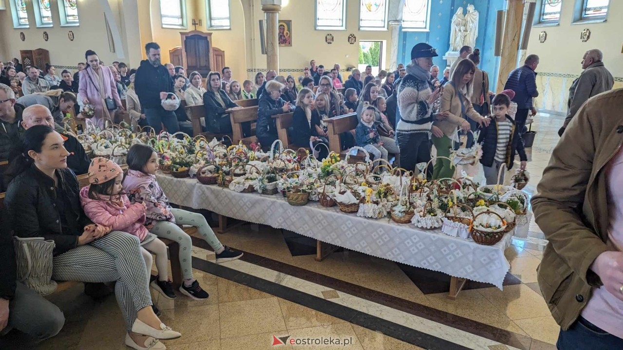Święcenie pokarmów w parafii pw. NMP Królowej Rodzin w Ostrołęce [30.03.2024] - zdjęcie #2 - eOstroleka.pl