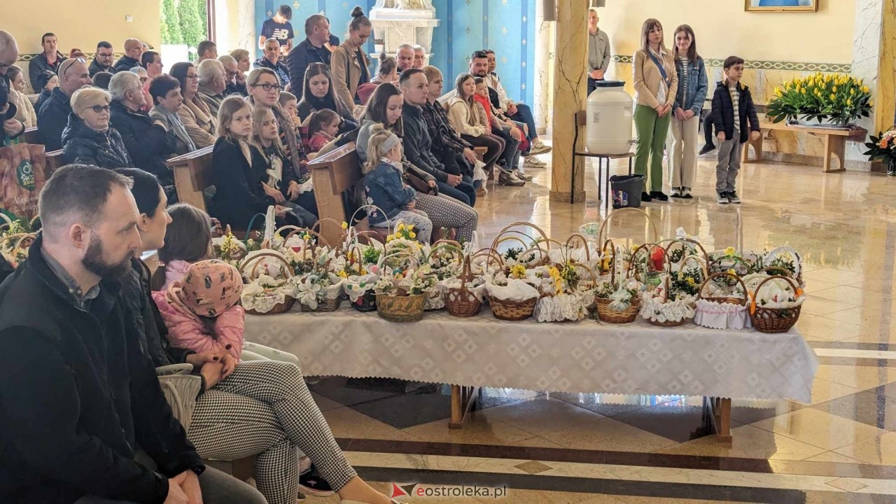 Święcenie pokarmów w parafii pw. NMP Królowej Rodzin w Ostrołęce [30.03.2024] - zdjęcie #8 - eOstroleka.pl