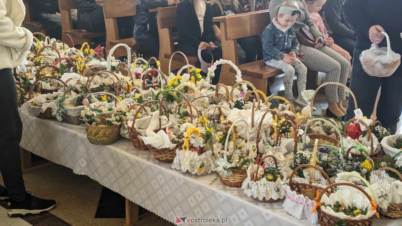 Święcenie pokarmów w parafii pw. NMP Królowej Rodzin w Ostrołęce [30.03.2024] - zdjęcie #19 - eOstroleka.pl
