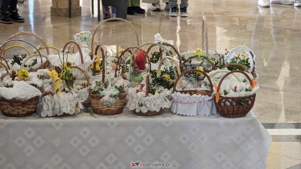 Święcenie pokarmów w parafii pw. NMP Królowej Rodzin w Ostrołęce [30.03.2024] - zdjęcie #20 - eOstroleka.pl
