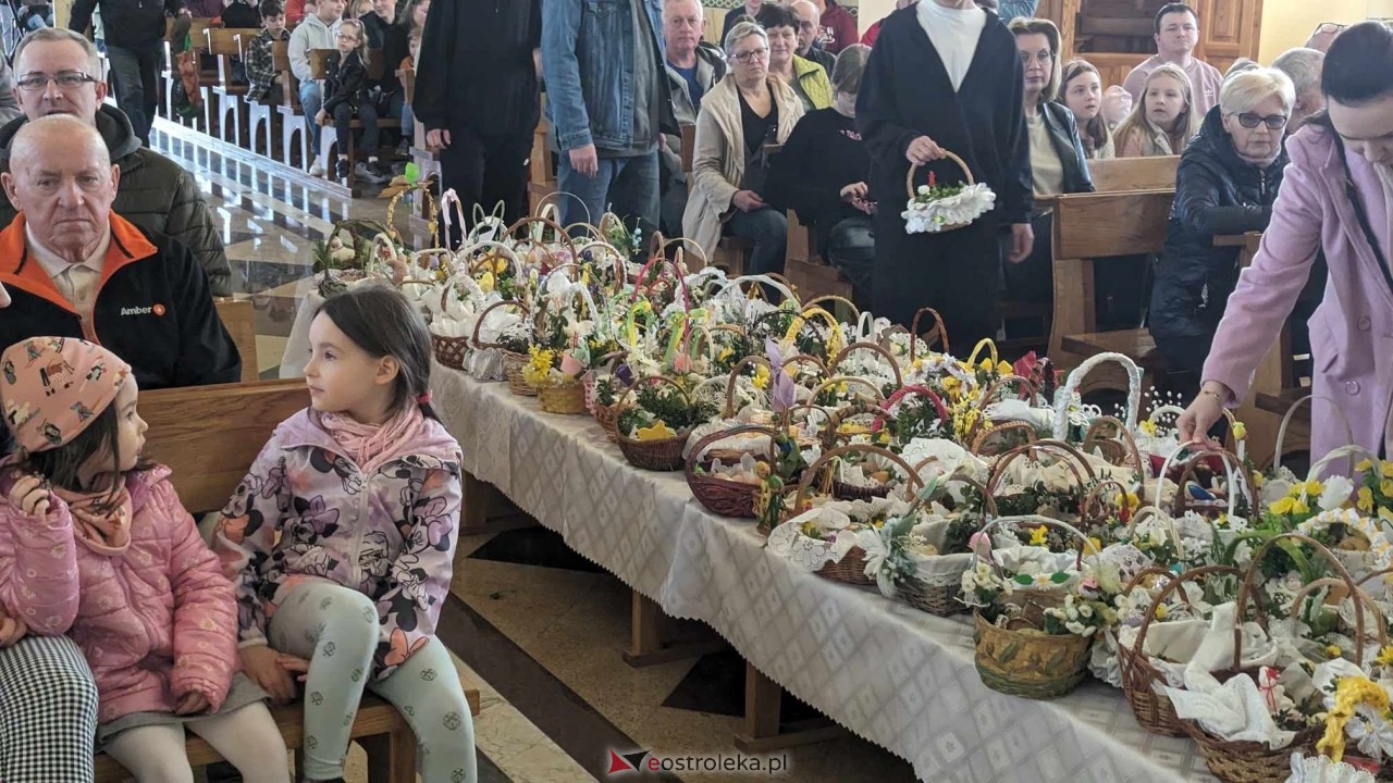 Święcenie pokarmów w parafii pw. NMP Królowej Rodzin w Ostrołęce [30.03.2024] - zdjęcie #30 - eOstroleka.pl