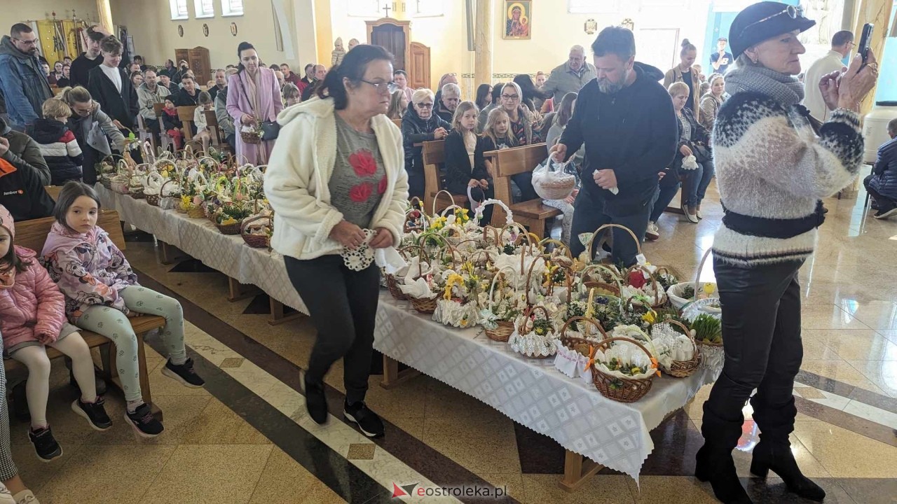 Święcenie pokarmów w parafii pw. NMP Królowej Rodzin w Ostrołęce [30.03.2024] - zdjęcie #33 - eOstroleka.pl