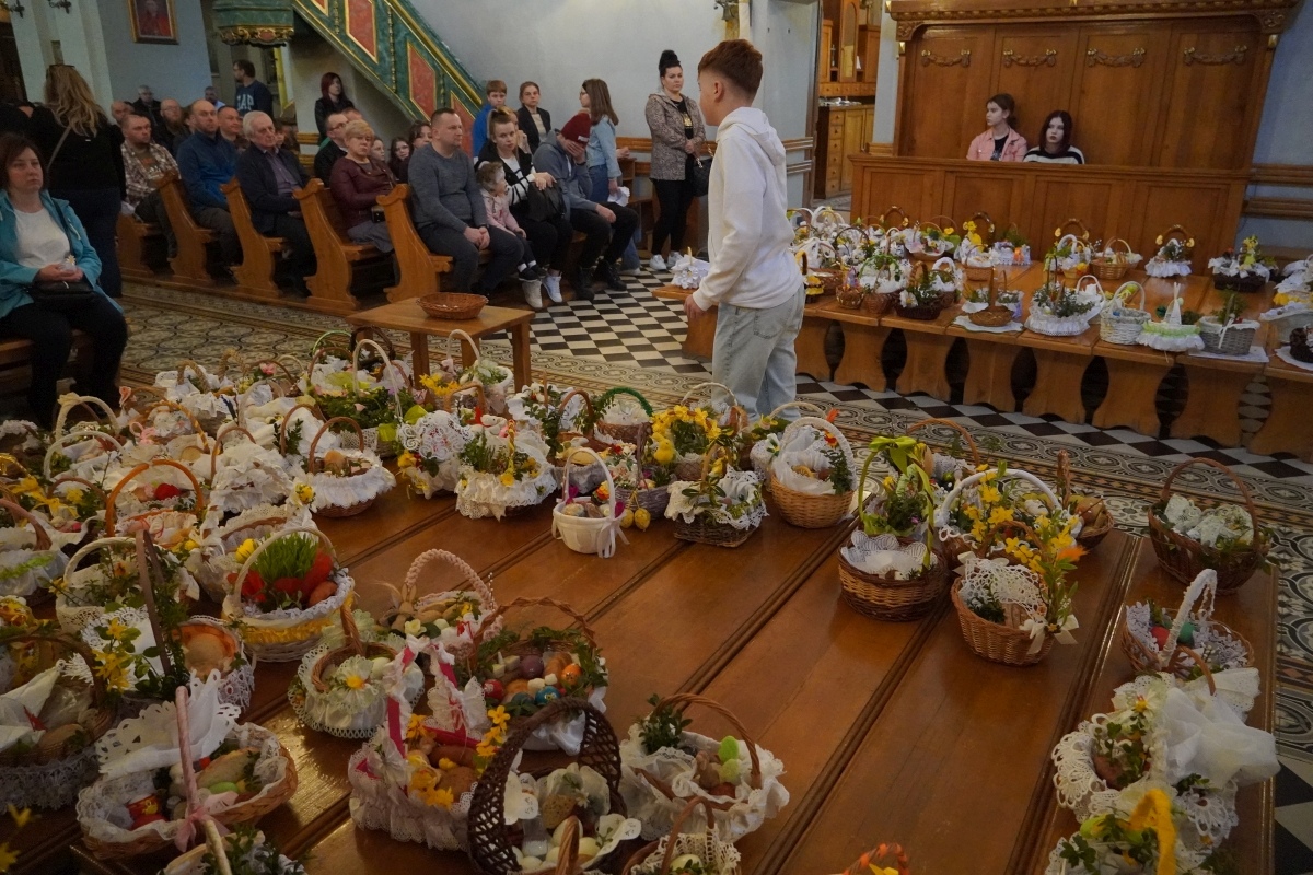 Święcenie pokarmów wielkanocnych w kościele pw. Nawiedzenia NMP w Ostrołęce [30.03.2024] - zdjęcie #7 - eOstroleka.pl