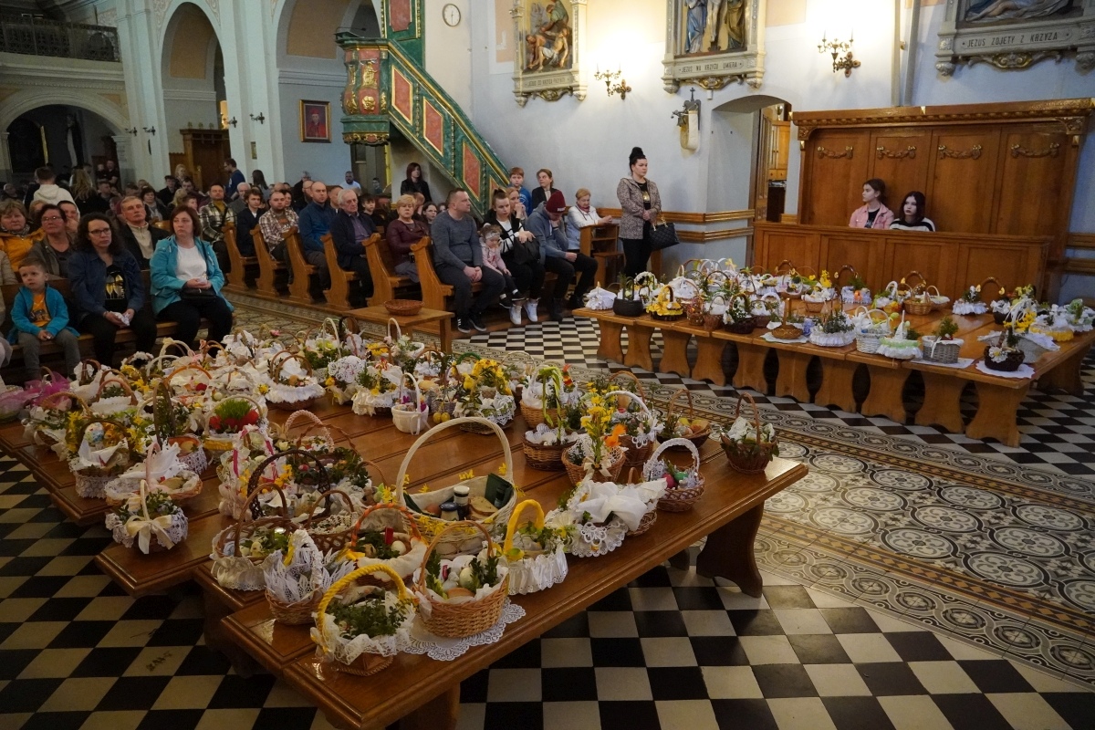 Święcenie pokarmów wielkanocnych w kościele pw. Nawiedzenia NMP w Ostrołęce [30.03.2024] - zdjęcie #8 - eOstroleka.pl