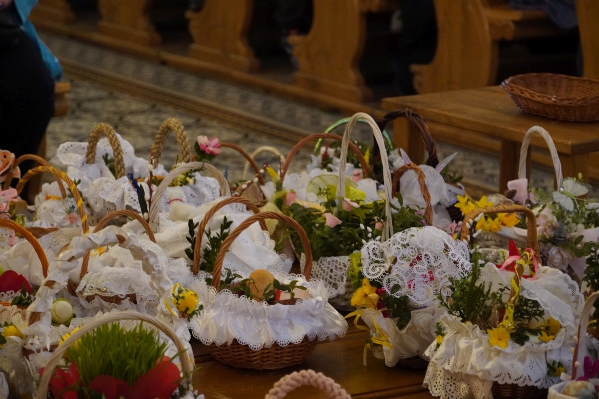 Święcenie pokarmów wielkanocnych w kościele pw. Nawiedzenia NMP w Ostrołęce [30.03.2024] - zdjęcie #11 - eOstroleka.pl