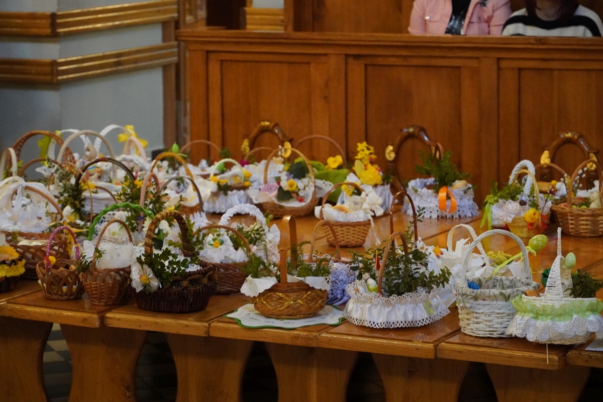 Święcenie pokarmów wielkanocnych w kościele pw. Nawiedzenia NMP w Ostrołęce [30.03.2024] - zdjęcie #12 - eOstroleka.pl