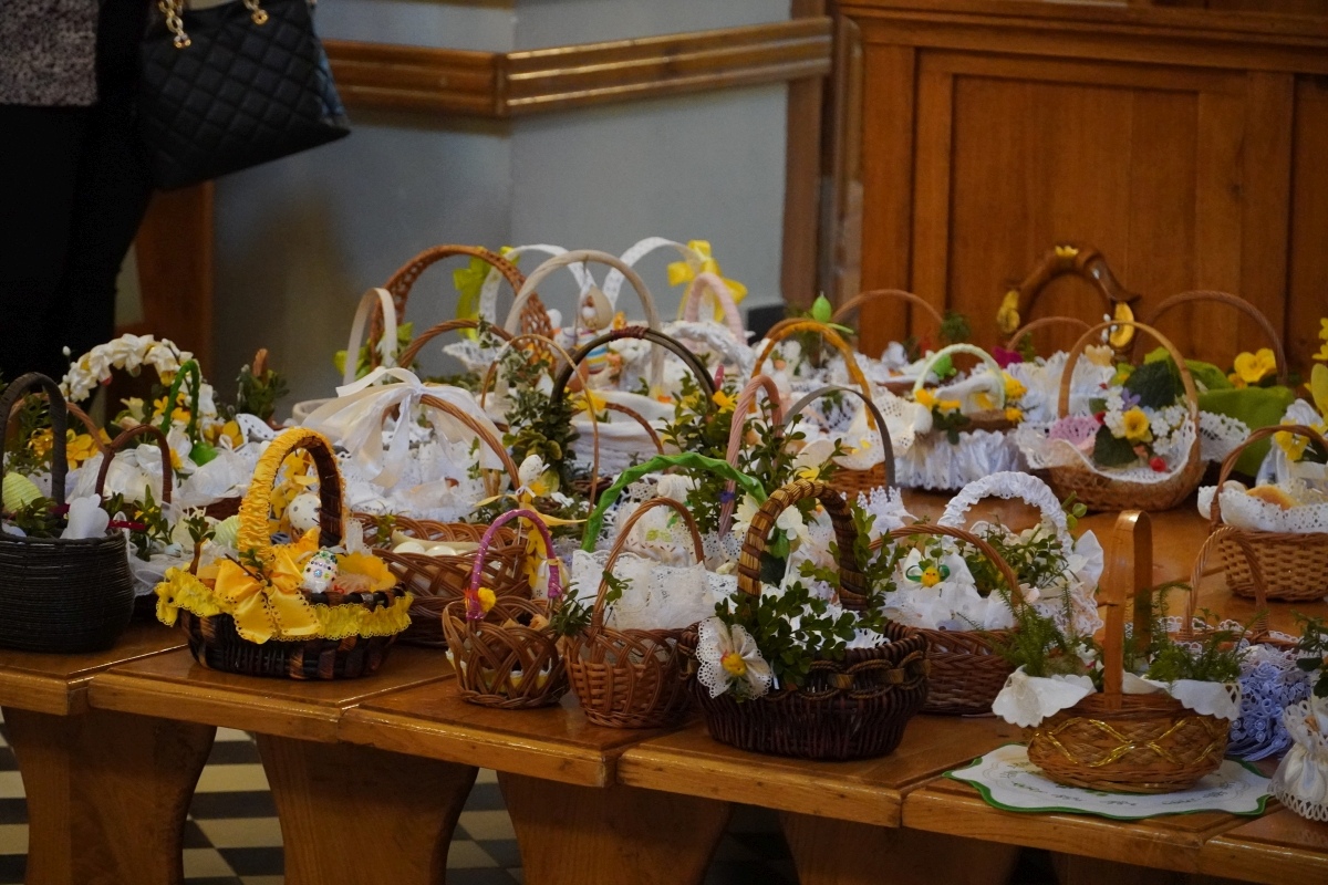 Święcenie pokarmów wielkanocnych w kościele pw. Nawiedzenia NMP w Ostrołęce [30.03.2024] - zdjęcie #14 - eOstroleka.pl