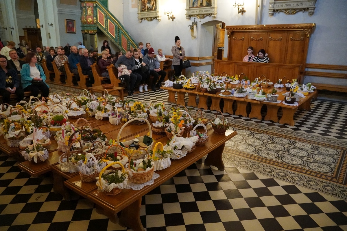 Święcenie pokarmów wielkanocnych w kościele pw. Nawiedzenia NMP w Ostrołęce [30.03.2024] - zdjęcie #15 - eOstroleka.pl