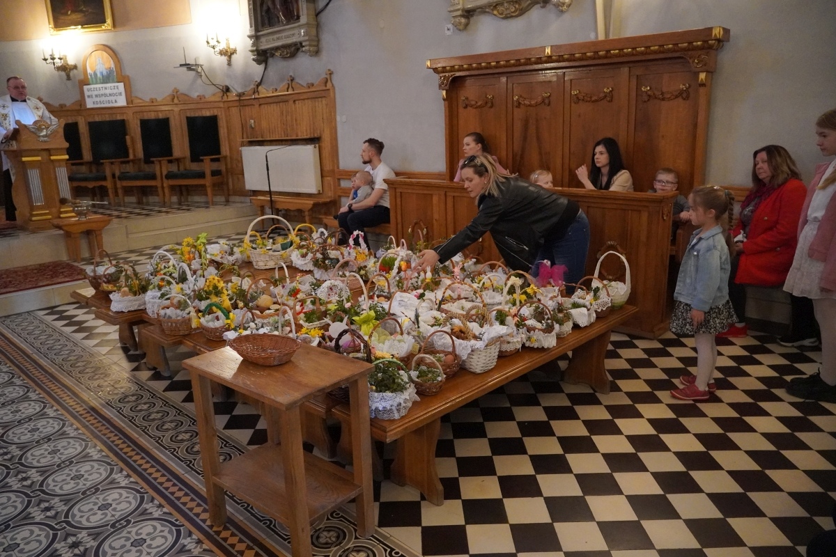 Święcenie pokarmów wielkanocnych w kościele pw. Nawiedzenia NMP w Ostrołęce [30.03.2024] - zdjęcie #17 - eOstroleka.pl