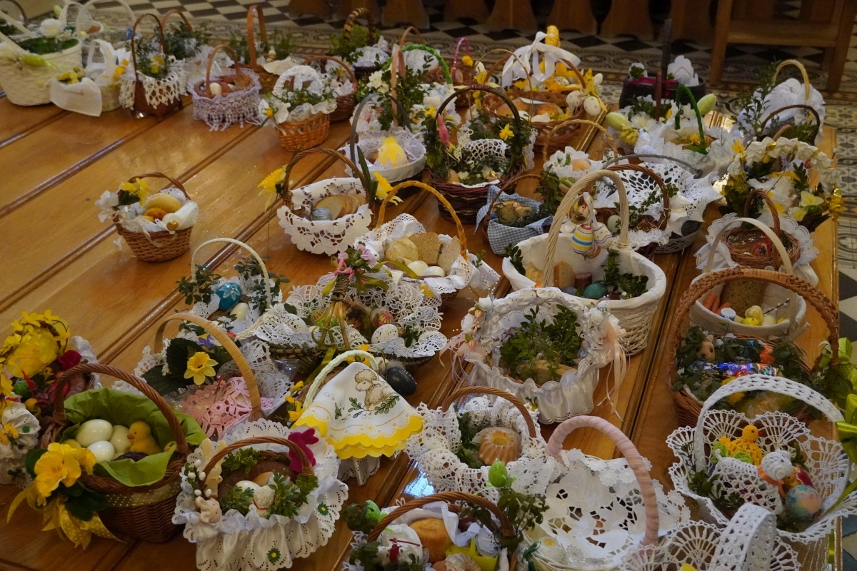 Święcenie pokarmów wielkanocnych w kościele pw. Nawiedzenia NMP w Ostrołęce [30.03.2024] - zdjęcie #19 - eOstroleka.pl