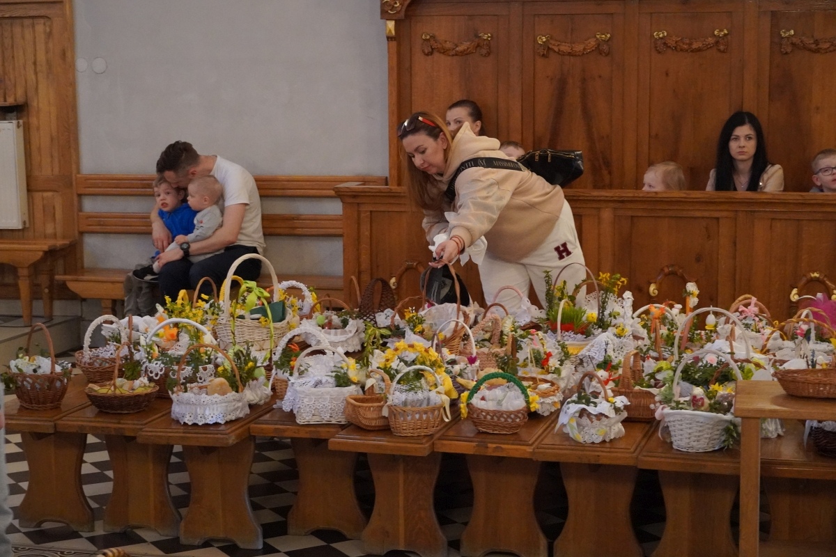 Święcenie pokarmów wielkanocnych w kościele pw. Nawiedzenia NMP w Ostrołęce [30.03.2024] - zdjęcie #21 - eOstroleka.pl