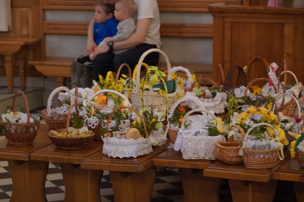 Święcenie pokarmów wielkanocnych w kościele pw. Nawiedzenia NMP w Ostrołęce [30.03.2024] - zdjęcie #22 - eOstroleka.pl