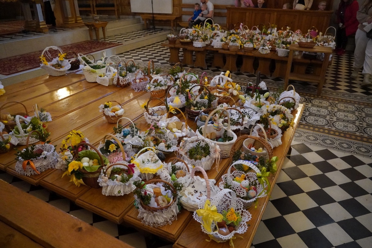 Święcenie pokarmów wielkanocnych w kościele pw. Nawiedzenia NMP w Ostrołęce [30.03.2024] - zdjęcie #23 - eOstroleka.pl