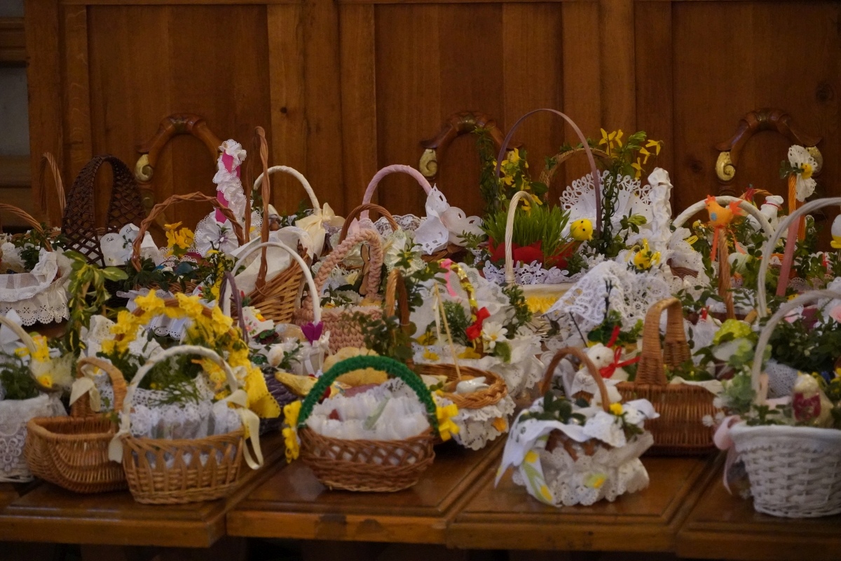 Święcenie pokarmów wielkanocnych w kościele pw. Nawiedzenia NMP w Ostrołęce [30.03.2024] - zdjęcie #29 - eOstroleka.pl