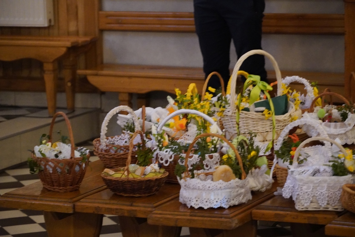 Święcenie pokarmów wielkanocnych w kościele pw. Nawiedzenia NMP w Ostrołęce [30.03.2024] - zdjęcie #31 - eOstroleka.pl