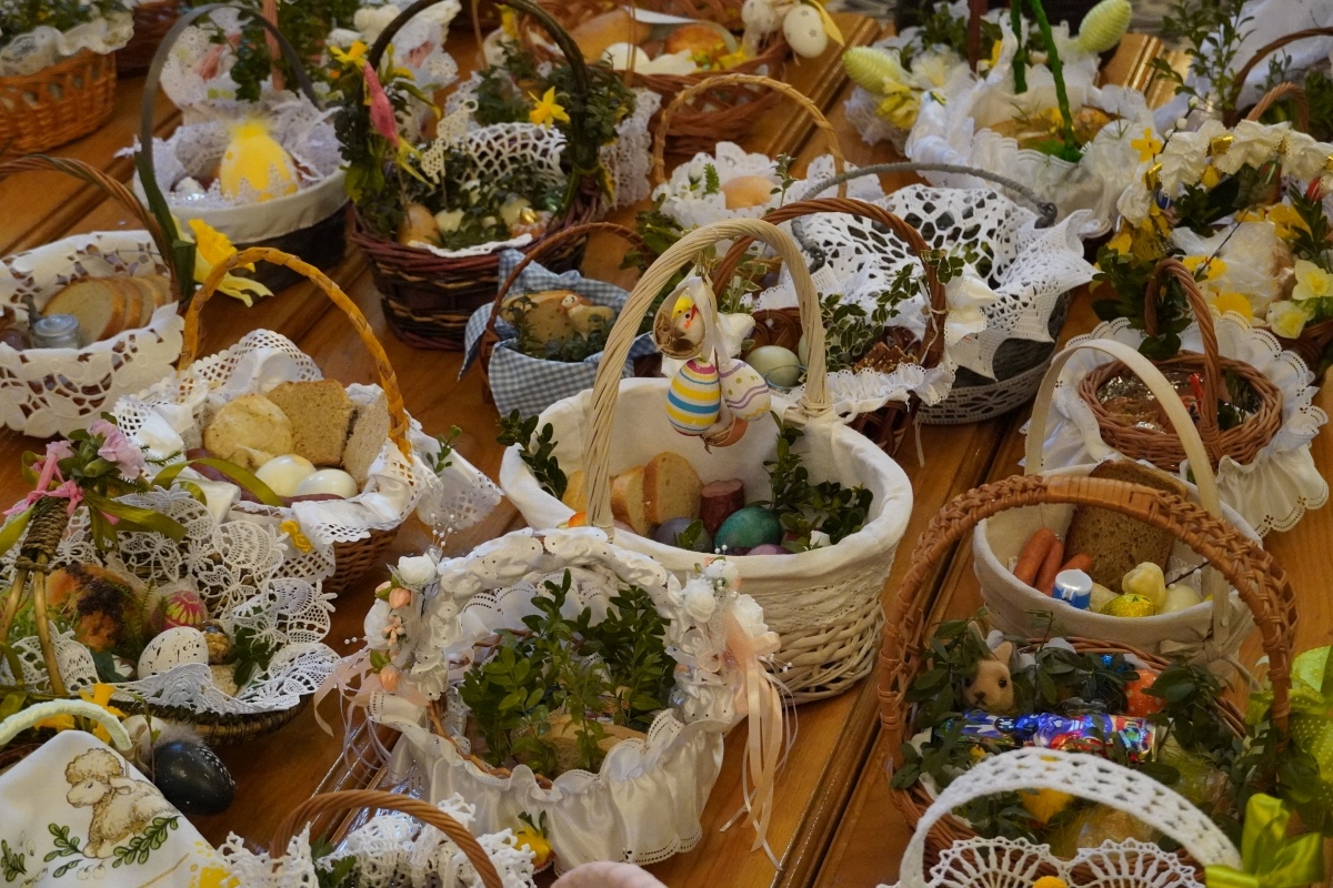 Święcenie pokarmów wielkanocnych w kościele pw. Nawiedzenia NMP w Ostrołęce [30.03.2024] - zdjęcie #33 - eOstroleka.pl