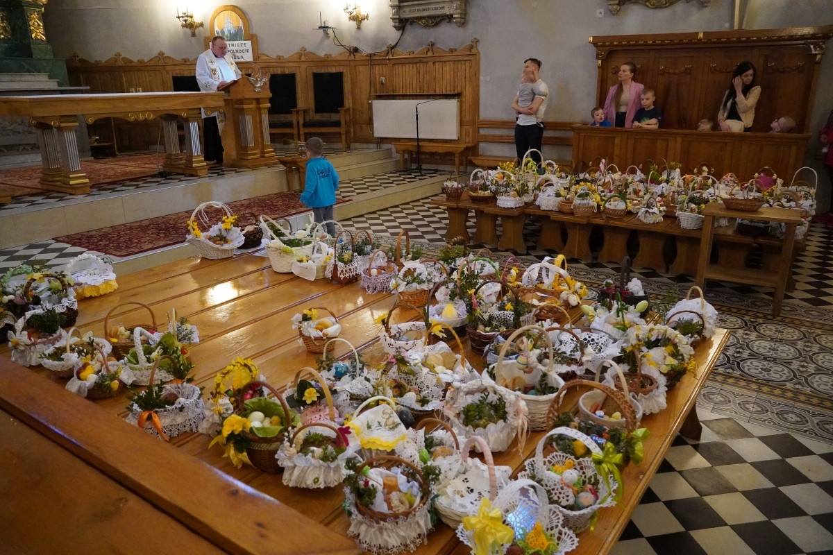 Święcenie pokarmów wielkanocnych w kościele pw. Nawiedzenia NMP w Ostrołęce [30.03.2024] - zdjęcie #36 - eOstroleka.pl