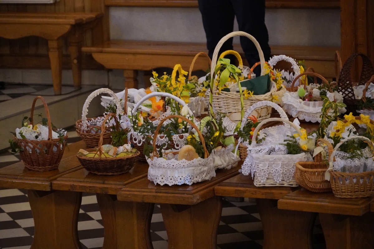 Święcenie pokarmów wielkanocnych w kościele pw. Nawiedzenia NMP w Ostrołęce [30.03.2024] - zdjęcie #39 - eOstroleka.pl