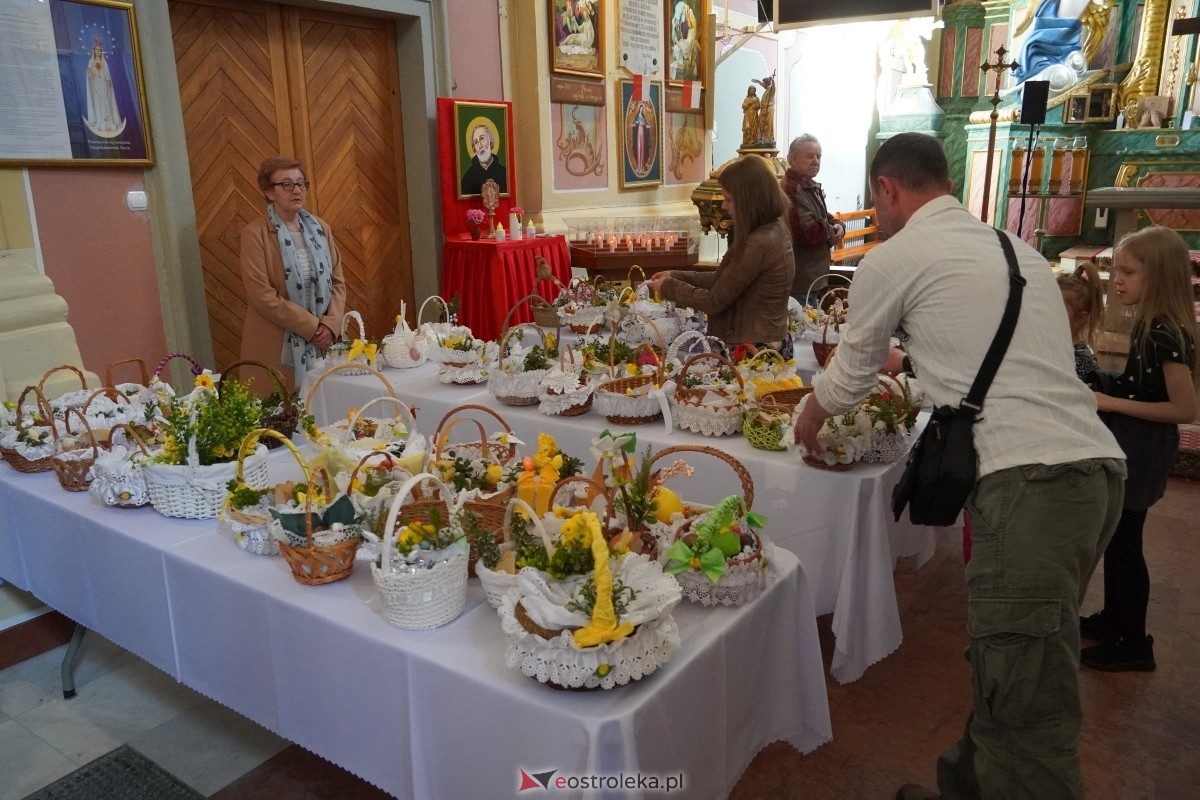 Święcenie wielkanocnych pokarmów w ostrołęckim klasztorze [30.03.2024] - zdjęcie #1 - eOstroleka.pl