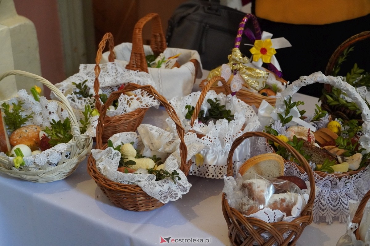 Święcenie wielkanocnych pokarmów w ostrołęckim klasztorze [30.03.2024] - zdjęcie #3 - eOstroleka.pl