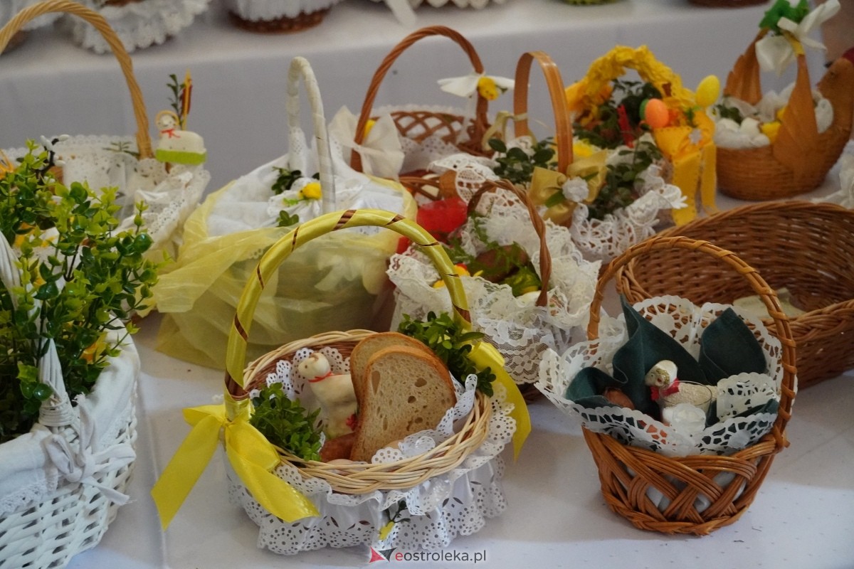 Święcenie wielkanocnych pokarmów w ostrołęckim klasztorze [30.03.2024] - zdjęcie #6 - eOstroleka.pl