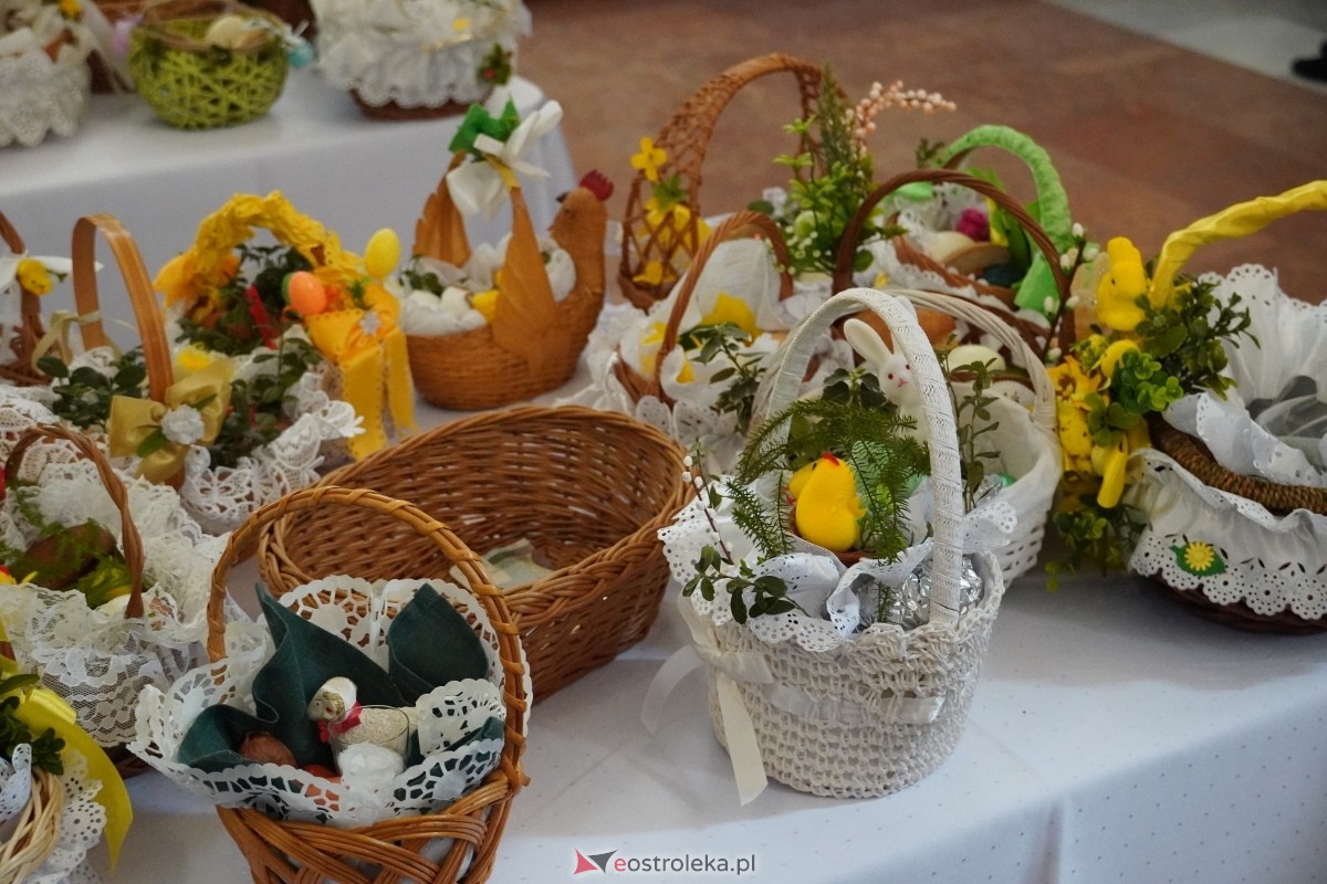 Święcenie wielkanocnych pokarmów w ostrołęckim klasztorze [30.03.2024] - zdjęcie #7 - eOstroleka.pl